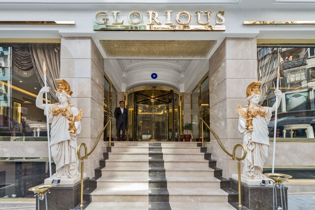 Glorious Hotel: вход в отель