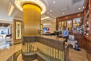 2 bars/lounges
