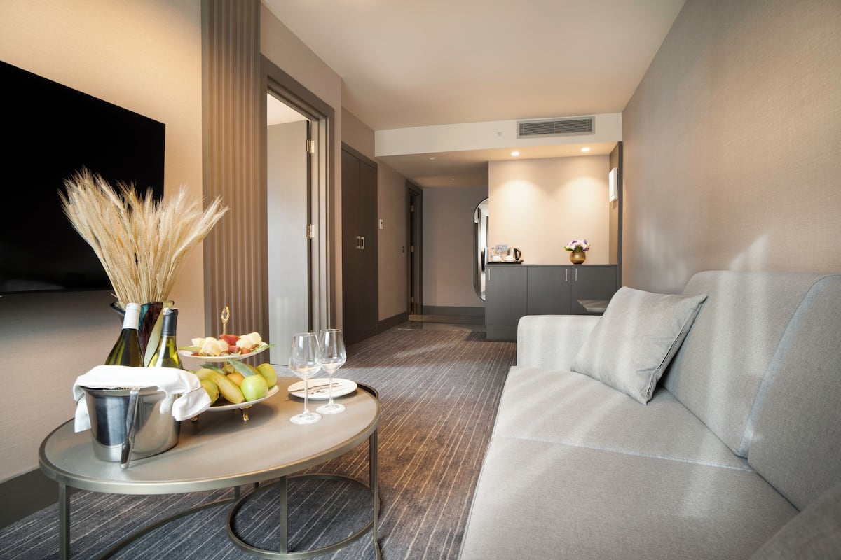 Arts Suite Room | Oturma alanı | Uydu yayını kanalları bulunan 55 inç televizyon 