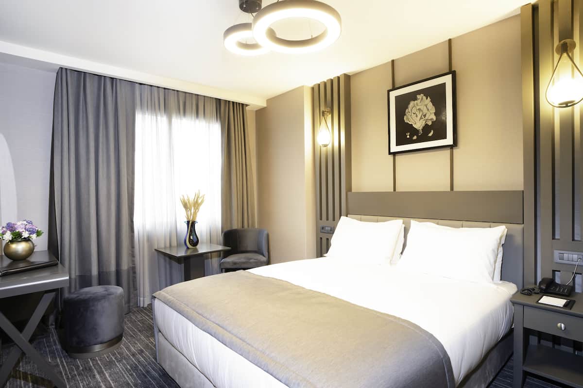 1 bedroom, premium bedding, minibar, in-room safe
