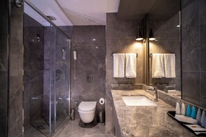 Arts Suite Room | Salle de bain | Douche, articles de toilette gratuits, sèche-cheveux, chaussons