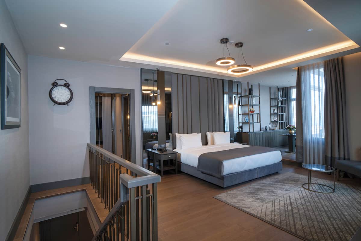 Loft Suite Room | Kaliteli yatak takımı, odada kasa, ses yalıtımı 