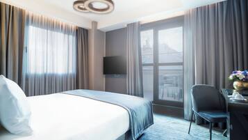 Arts Suite Room | Premium-sengetøj, minibar, pengeskab på værelset, individuelt design