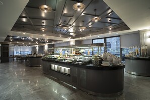 Se ofrece un desayuno bufé (800 TRY por persona)