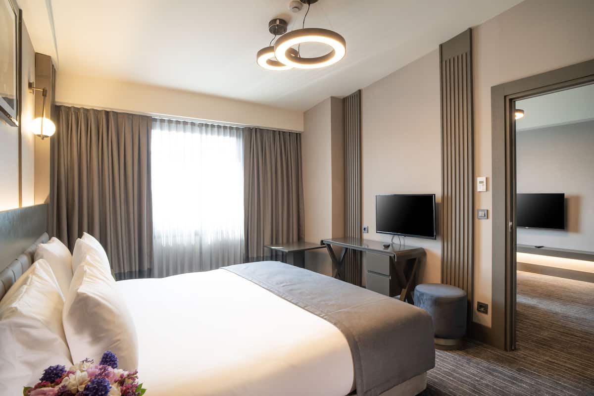 1 bedroom, premium bedding, minibar, in-room safe