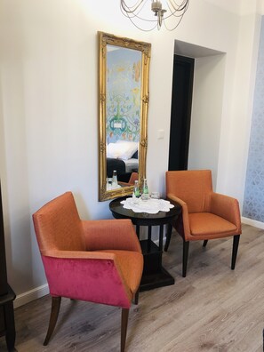 Family Suite, City View | Living area