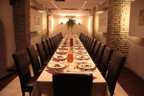 Breakfast, lunch and dinner served  - Hotel Ester (Kraków)