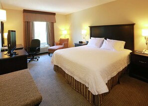 Room, 1 King Bed, Non Smoking | In-room safe, desk, iron/ironing board, free cribs/infant beds - Hampton Inn & Suites by Hilton Laval (Laval)
