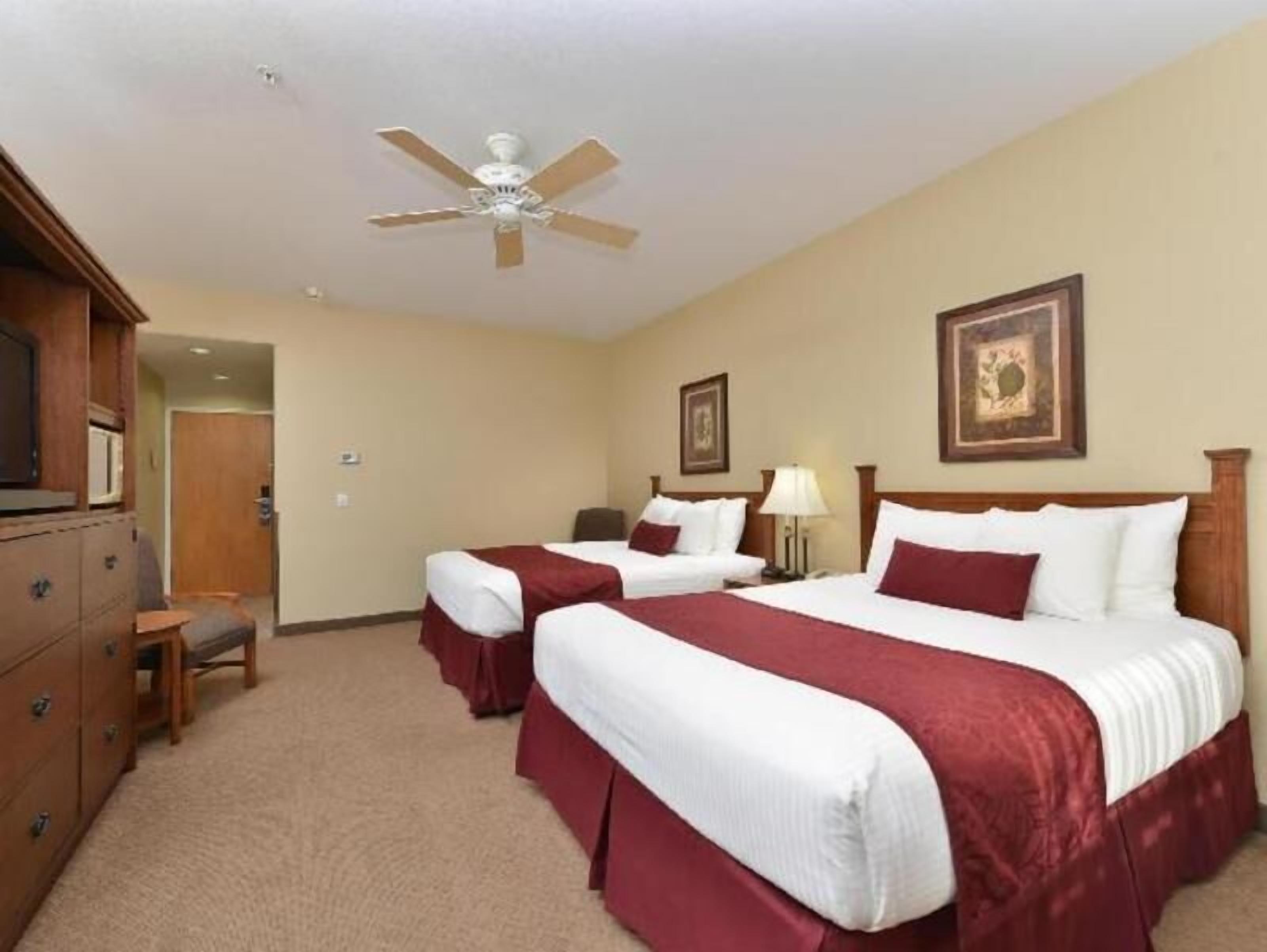 مكتب ومساحة عمل للكمبيوتر المحمول وستائر تعتيم ومكواة/لوح كي