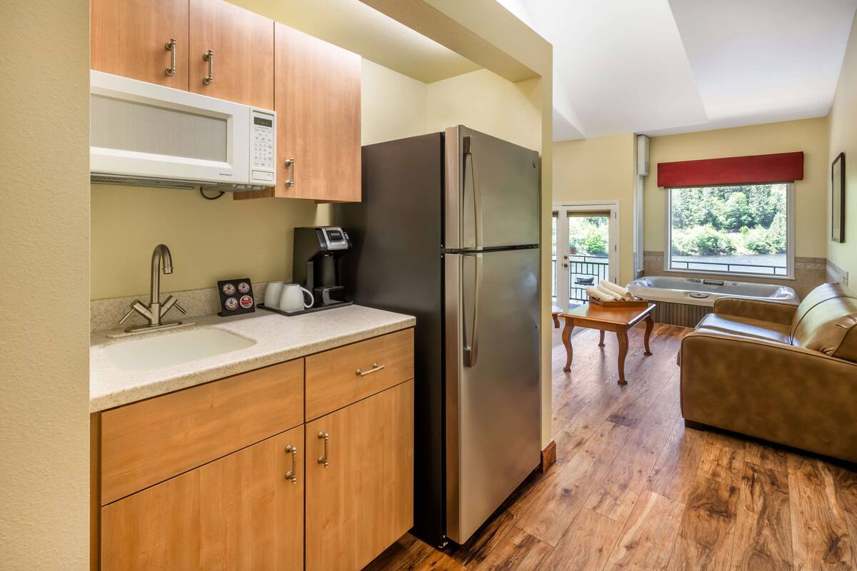 suite, 1 king bed, microwave, river view (oversized room) | 1 bedroom, desk, laptop workspace, blackout curtains