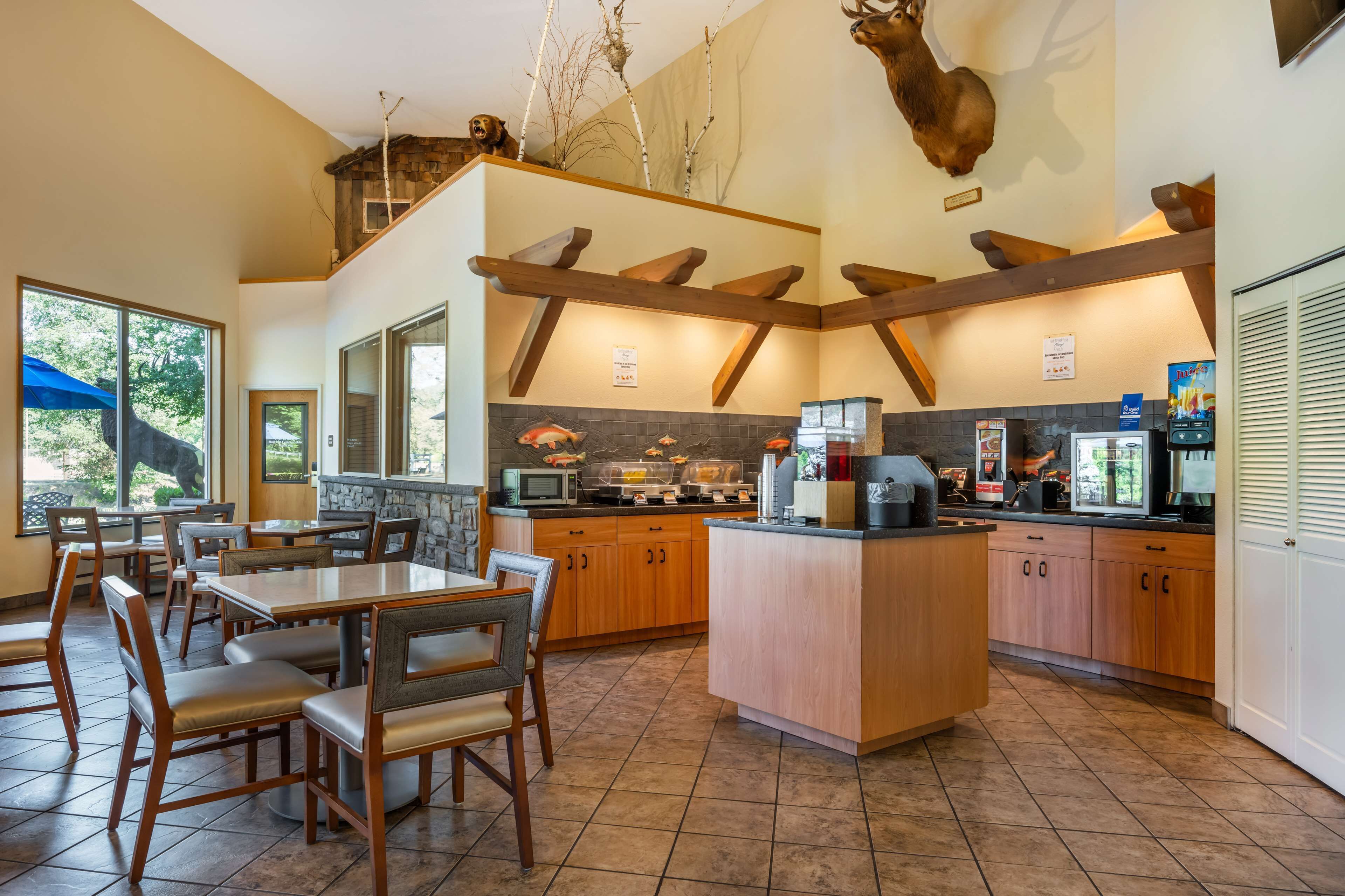 free daily full breakfast