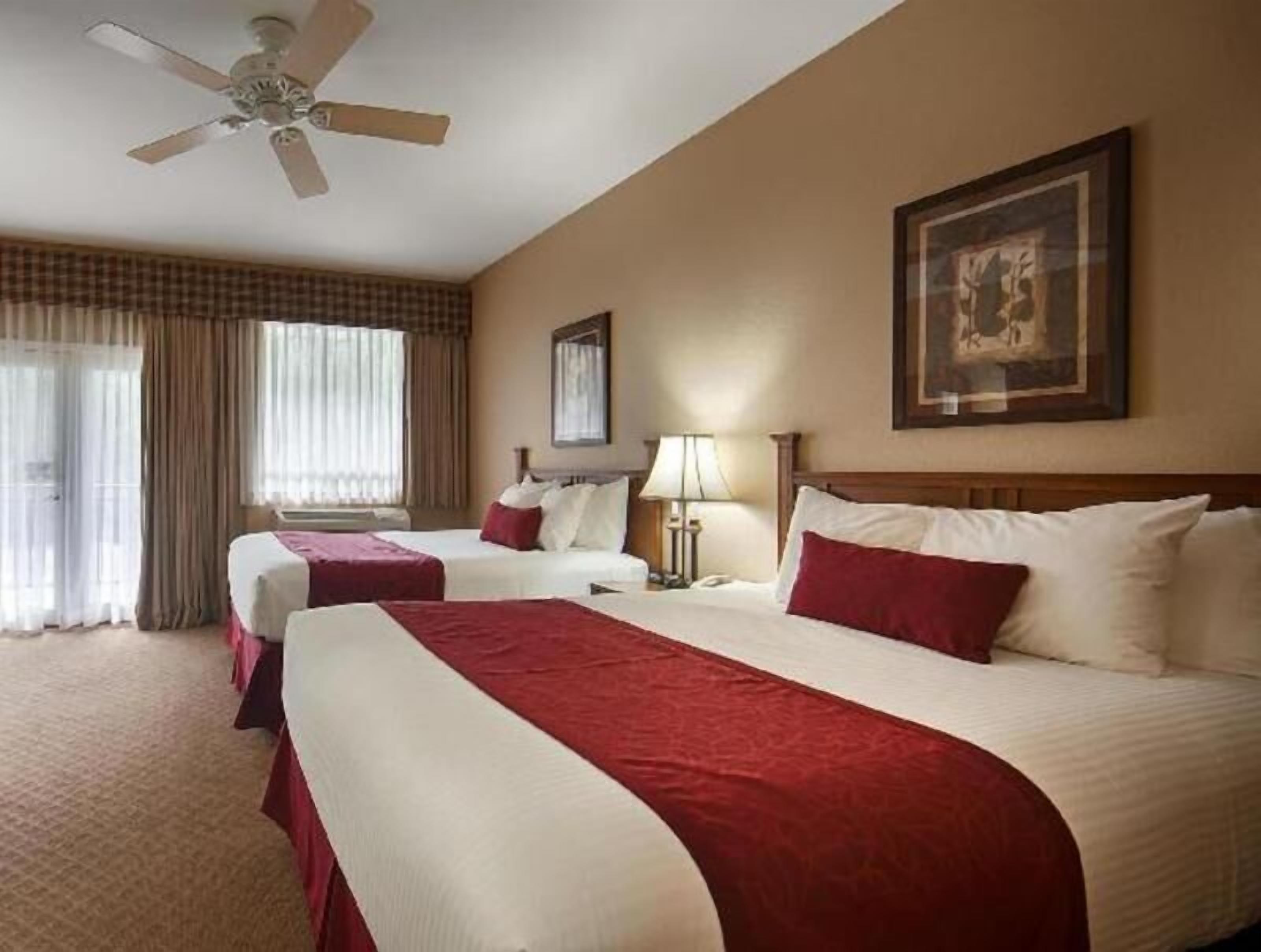 مكتب ومساحة عمل للكمبيوتر المحمول وستائر تعتيم ومكواة/لوح كي