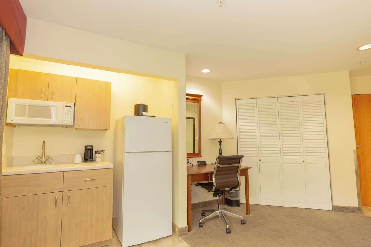 suite, 1 king bed, jetted tub, river view (oversized room) | 1 bedroom, desk, laptop workspace, blackout curtains