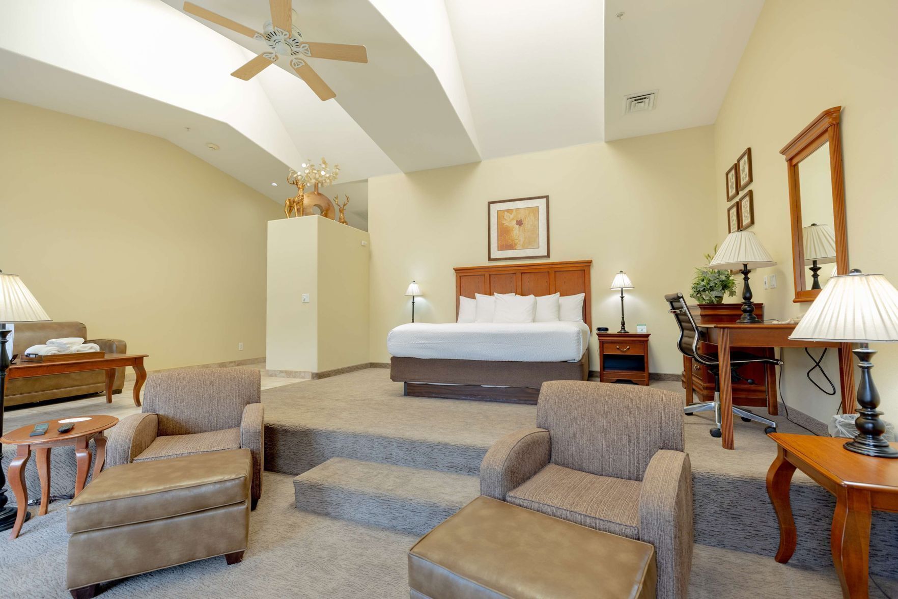 مكتب ومساحة عمل للكمبيوتر المحمول وستائر تعتيم ومكواة/لوح كي