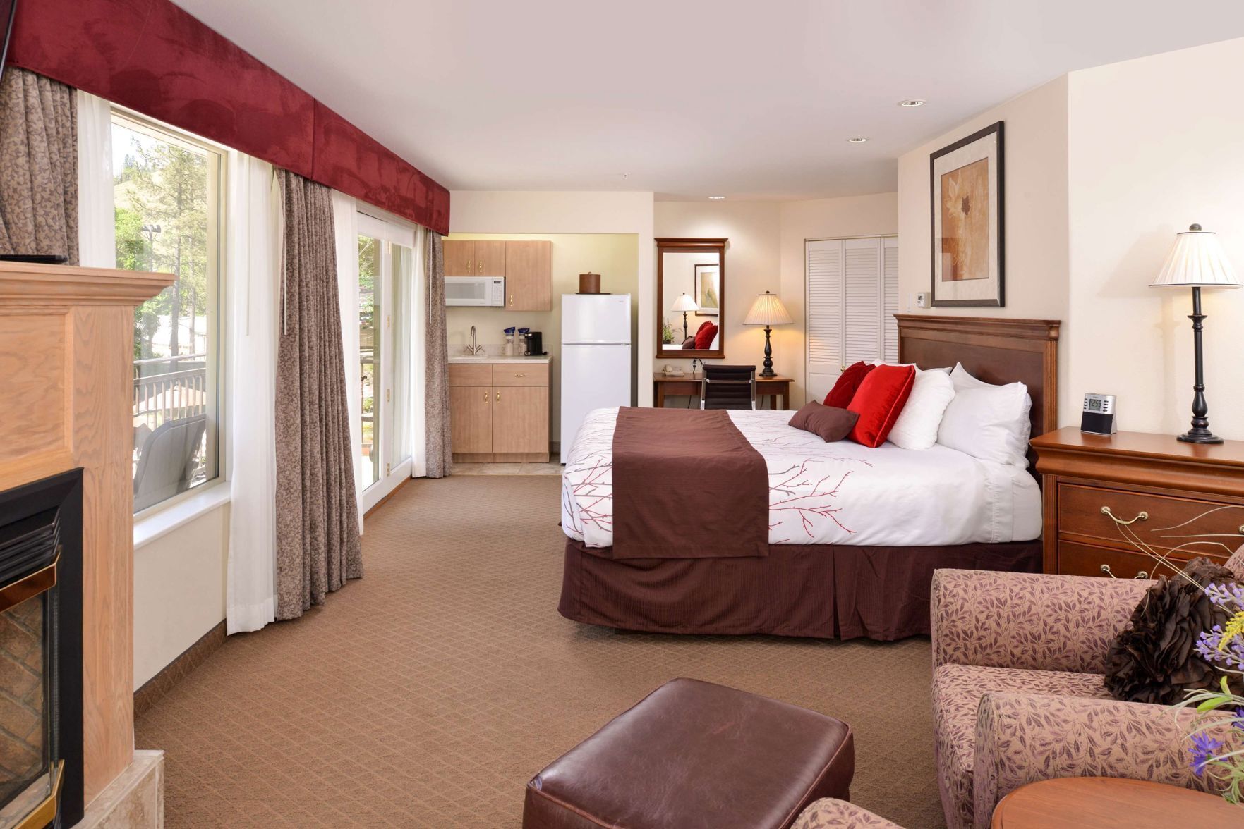 مكتب ومساحة عمل للكمبيوتر المحمول وستائر تعتيم ومكواة/لوح كي