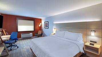 Hypo-allergenic bedding, in-room safe, desk, blackout drapes
