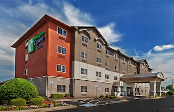 Holiday Inn Express Hotel & Suites Jenks by IHG