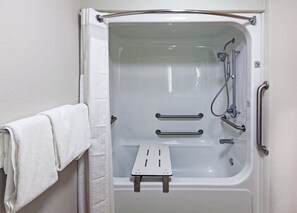 Peralatan tempat tidur hipoalergenik, peti besi dalam bilik, meja 