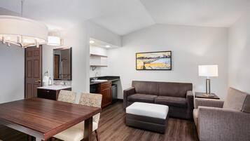 Suite, plusieurs lits, non-fumeur, réfrigérateur et four à micro-ondes (Living Room;with Sofabed)