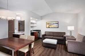 Suite, plusieurs lits, non-fumeur, réfrigérateur et four à micro-ondes (Living Room;with Sofabed)