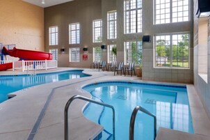 Una piscina techada, sillones reclinables de piscina