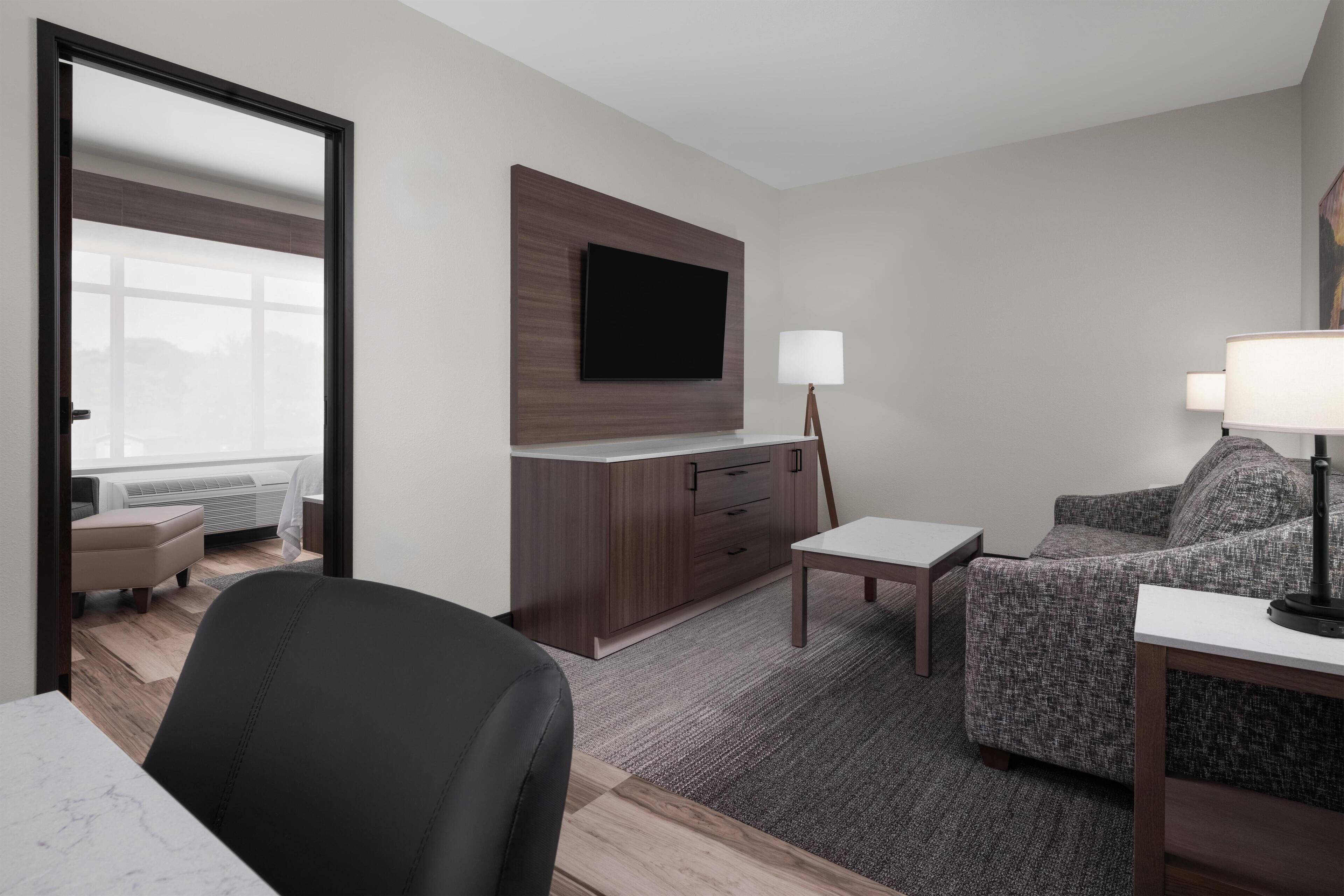 Suite, 1 King Bed, Accessible, Non Smoking (with Sofabed) | Premium bedding, in-room safe, desk, laptop workspace