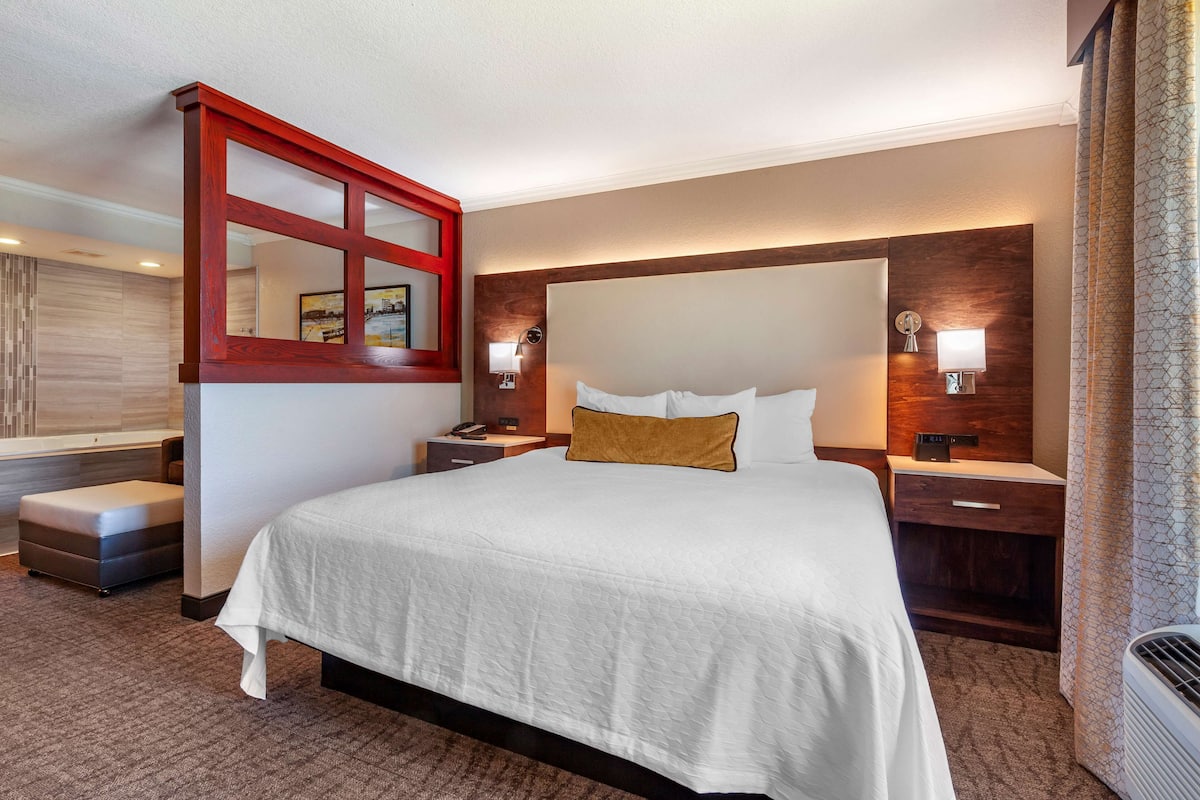 1 bedroom, premium bedding, in-room safe, desk