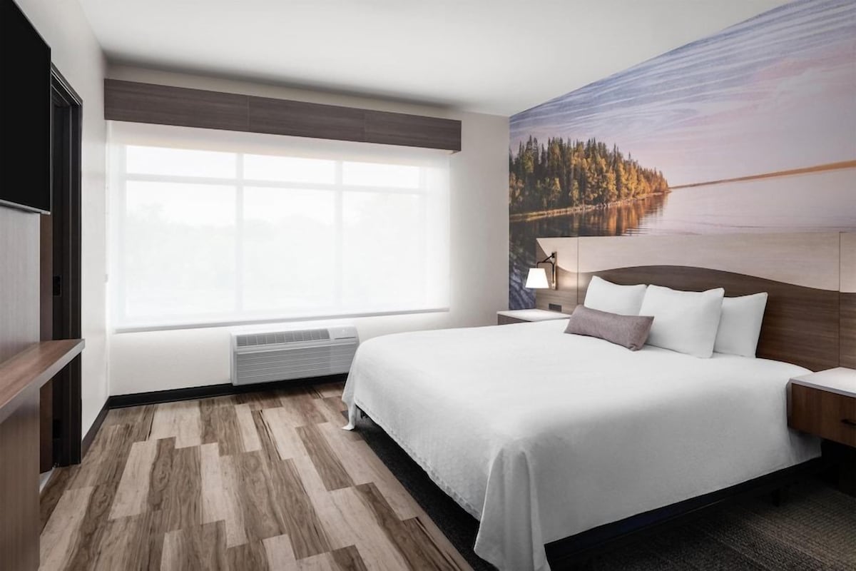 Premium bedding, in-room safe, desk, laptop workspace
