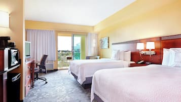 Biancheria da letto di alta qualità, una scrivania, tende oscuranti