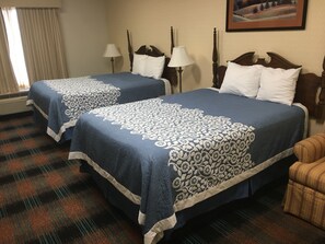 Suíte, várias camas, para não fumantes (One-Bedroom Suite) | Escrivaninha, ferros/tábuas de passar roupa, berços grátis