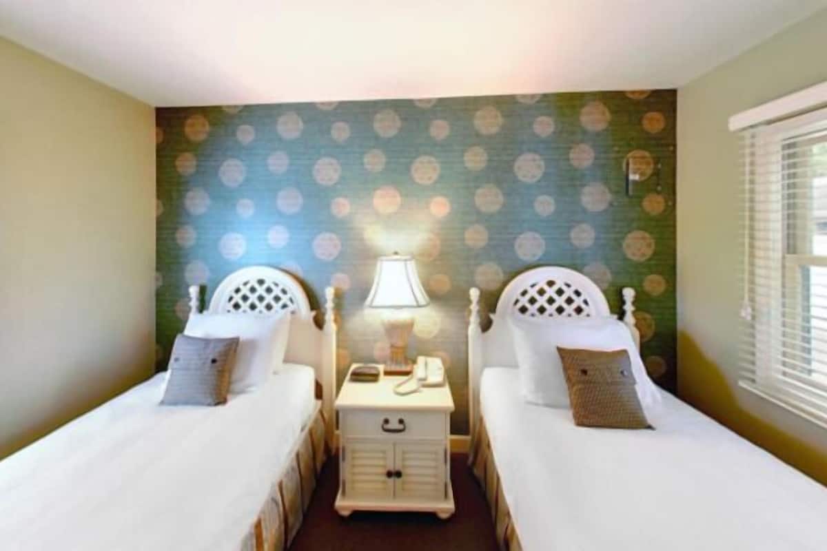 cottage, 2 bedrooms | desk, iron/ironing board, cots/infant beds, rollaway beds