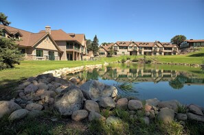 책상, 다리미/다리미판, 유아용 침대, 간이 침대