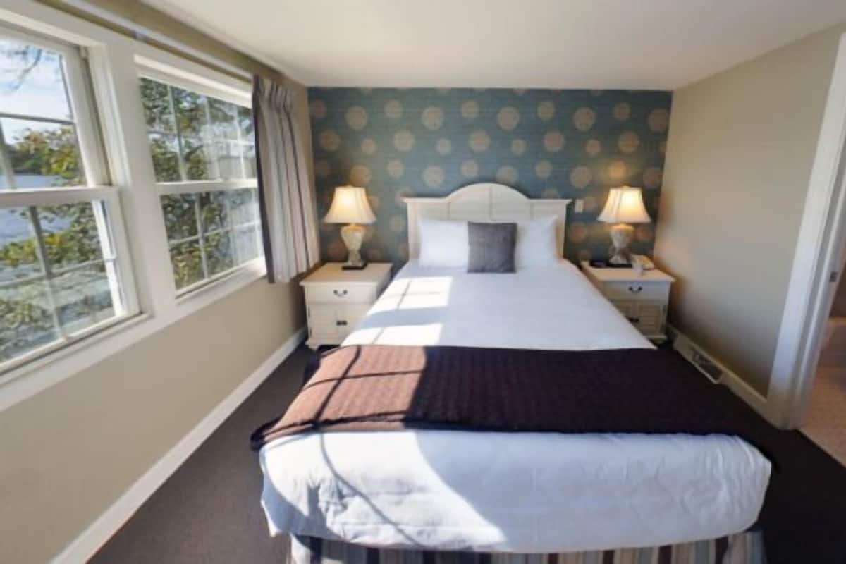 Mission Point 2 Bedroom Cottage w/ 1 Queen and 2 Twin Beds | Desk, iron/ironing board, cribs/infant beds, rollaway beds
