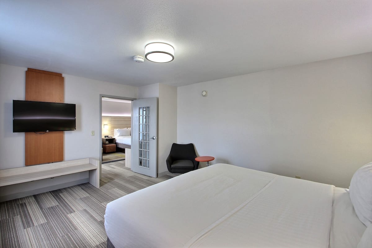 Suite, 1 Bedroom | 1 bedroom, in-room safe, desk, blackout drapes
