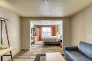 Suite, 1 King Bed (Additional Living Area) - Holiday Inn Express Hotel & Suites Milwaukee Airport by IHG (Milwaukee)