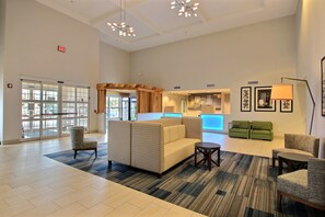 Interior entrance - Holiday Inn Express Hotel & Suites Milwaukee Airport by IHG (Milwaukee)