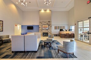 Lobby sitting area - Holiday Inn Express Hotel & Suites Milwaukee Airport by IHG (Milwaukee)