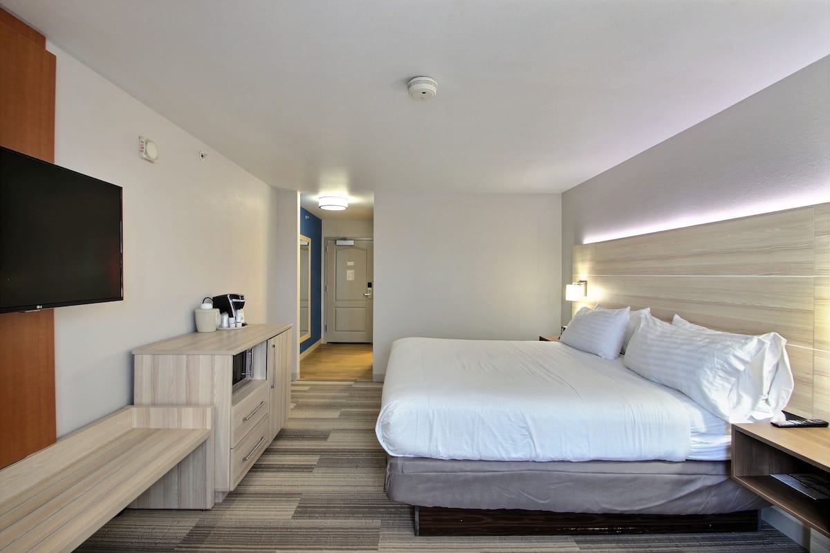 1 bedroom, in-room safe, desk, blackout drapes
