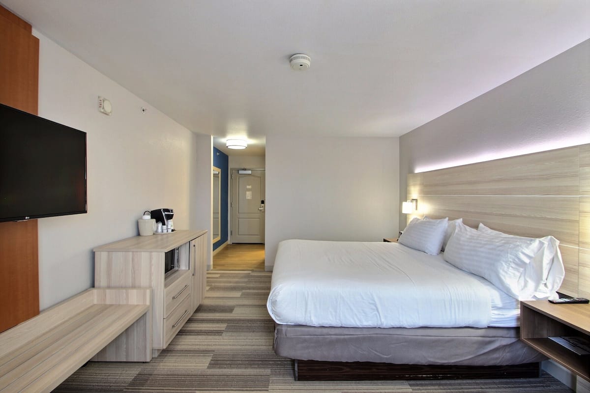 Standard Room, 1 King Bed