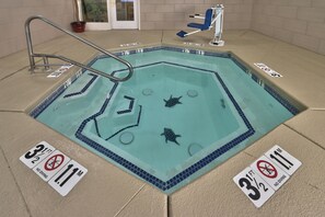 Indoor pool - Holiday Inn & Suites Albuquerque Airport by IHG (Albuquerque)