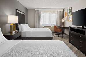 Luxe beddengoed, pillowtop-bedden, een minibar, een kluis op de kamer