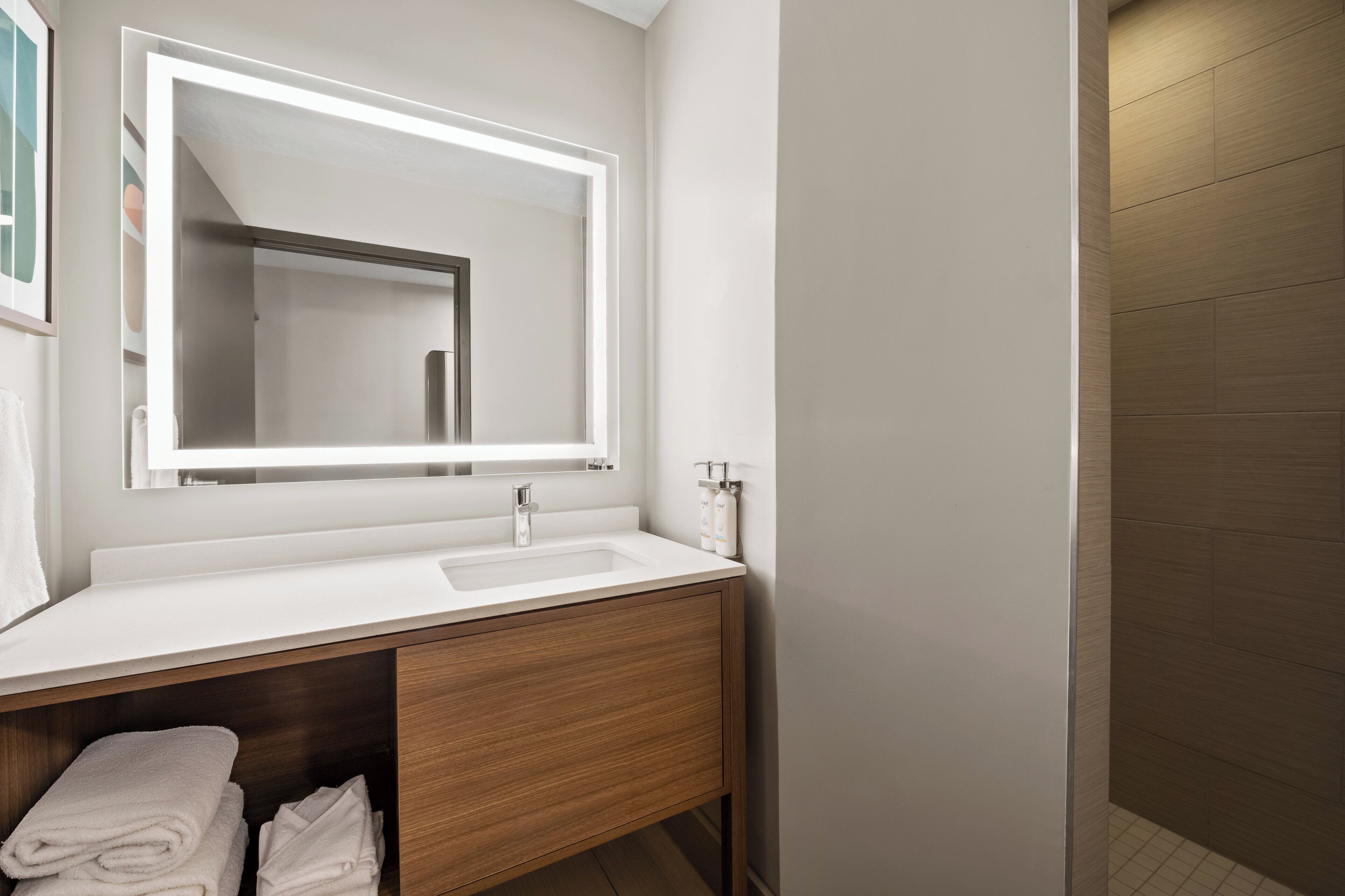 standard room, 1 king bed | bathroom | combined shower/bathtub, designer toiletries, hair dryer, towels