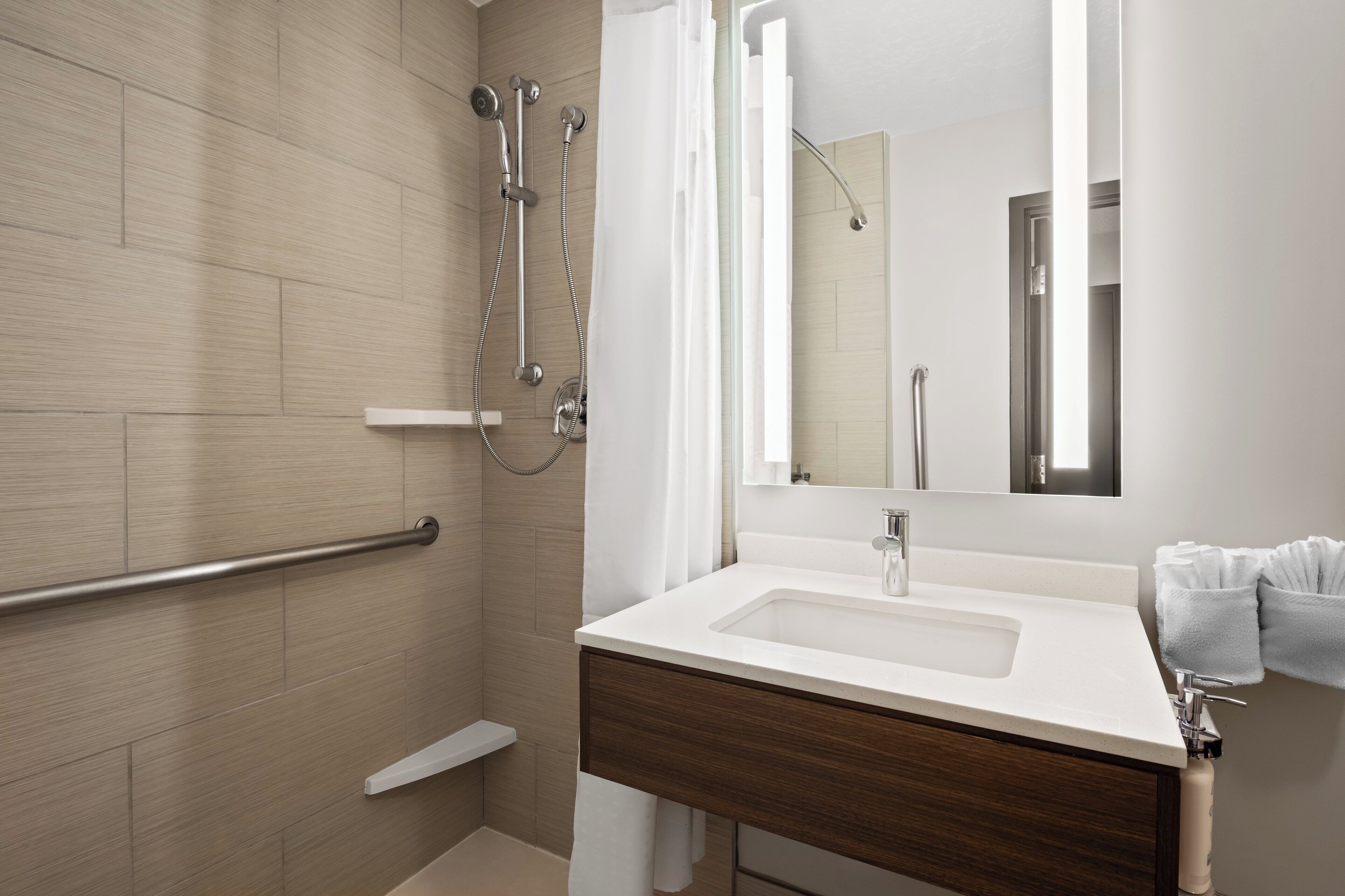 standard room, 1 king bed, accessible (communications) | bathroom | combined shower/bathtub, designer toiletries, hair dryer, towels