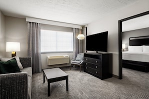 Premium bedding, pillowtop beds, minibar, in-room safe - Holiday Inn & Suites Albuquerque Airport by IHG (Albuquerque)