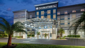 A DoubleTree by Hilton hotel with a modern design, featuring a covered entrance and well-maintained landscaping. - DoubleTree by Hilton Brunswick (Brunswick)
