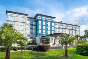 Exterior - DoubleTree by Hilton Brunswick (Brunswick)
