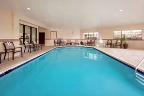 A swimming pool with lounge chairs and a potted plant. - Hampton Inn & Suites Frederick-Fort Detrick (Frederick)