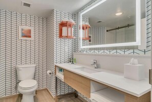 Combined shower/bathtub, free toiletries, hair dryer, towels