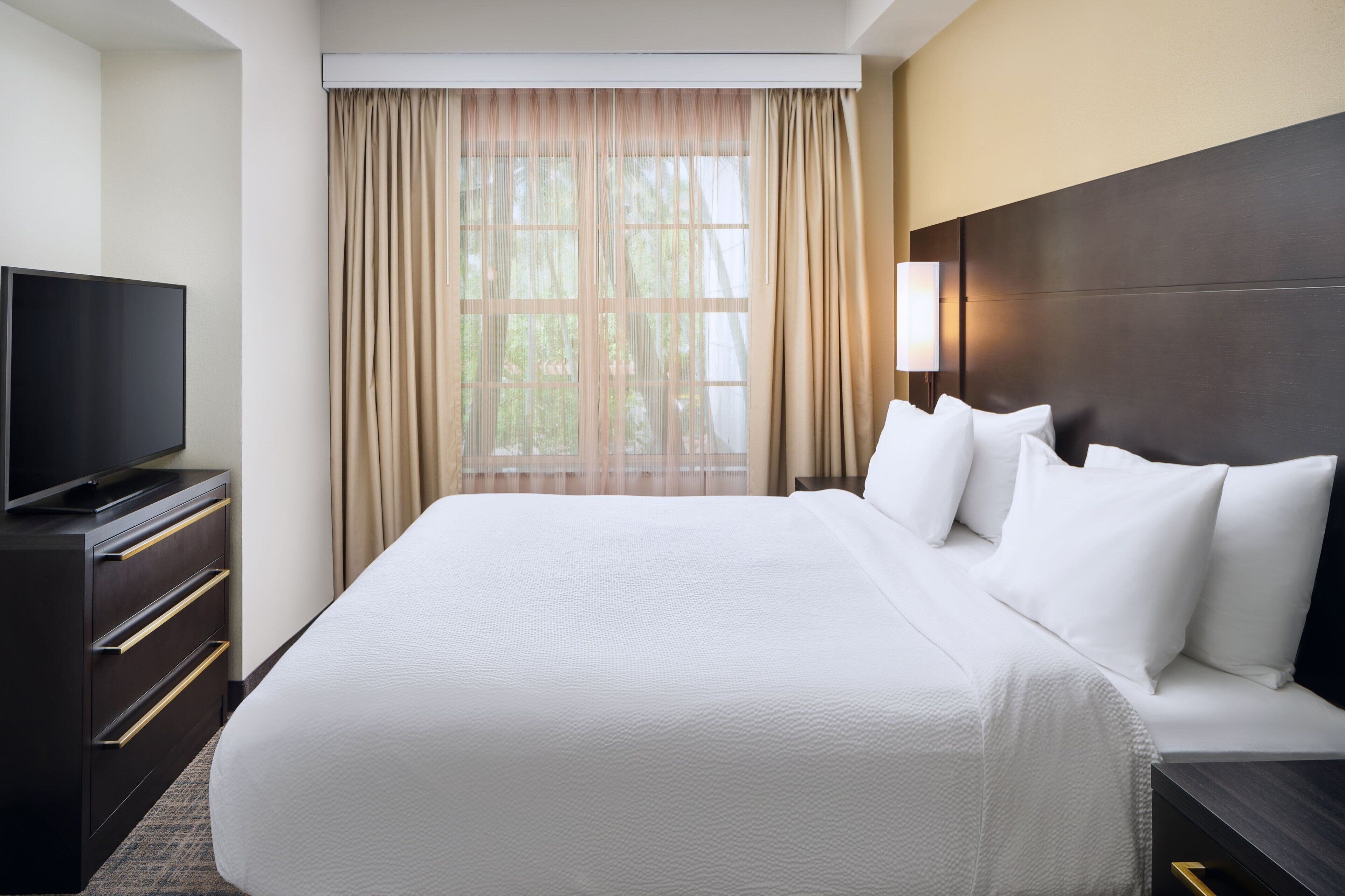 1 bedroom, hypo-allergenic bedding, pillow-top beds, desk