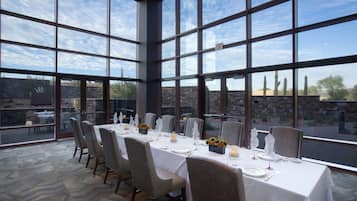 Se sirven desayunos, almuerzos y cenas (con vistas al jardín)